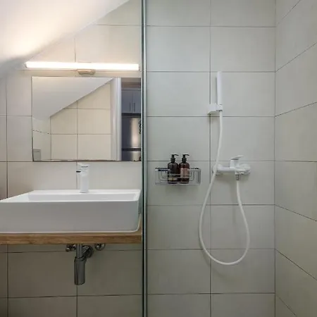 Διαμέρισμα 33 *